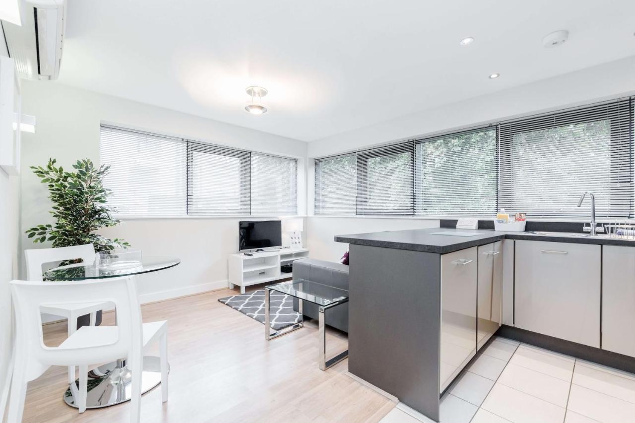 Room Space Service Apartments - New Manor House Bracknell Ngoại thất bức ảnh